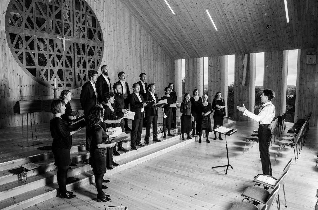 Snart klare til debutkonserten i Knarvik kyrkje, 2015. Foto: Heidi J. Mongstad.