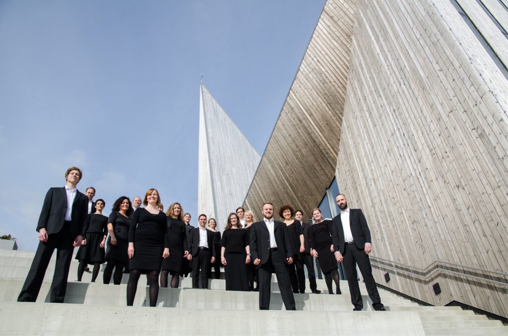 Getting ready for concert in front of Knarvik church. Photo: Heidi J. Mongstad.